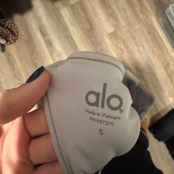 ALO Yoga Light Gray Apparel - Picture 3 of 4